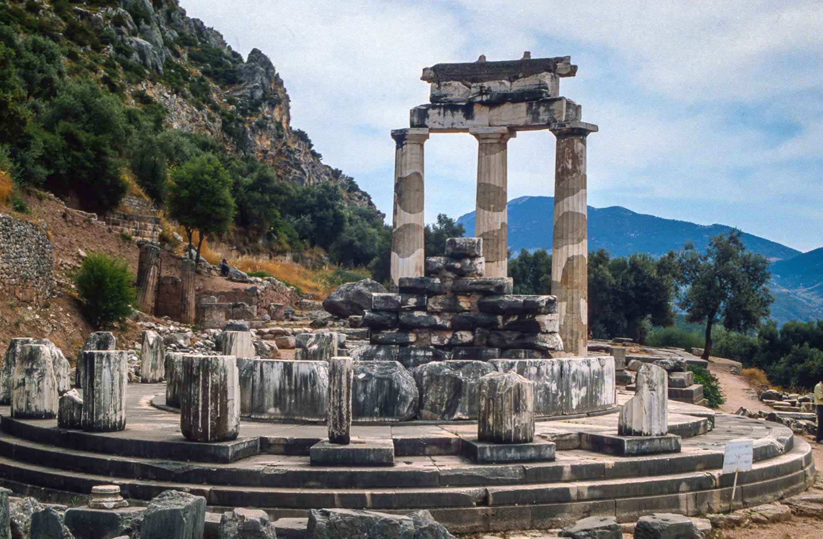 <span style="font-family: Verdana; font-size: 16px; color:">Tholos van Athena Pronaia</span>