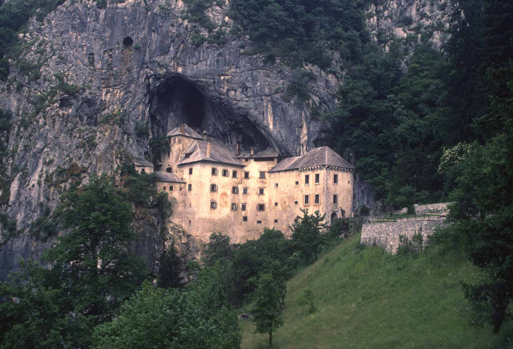 <span style="font-family: Verdana; font-size: 16px; color:">Predjama kasteel</span>