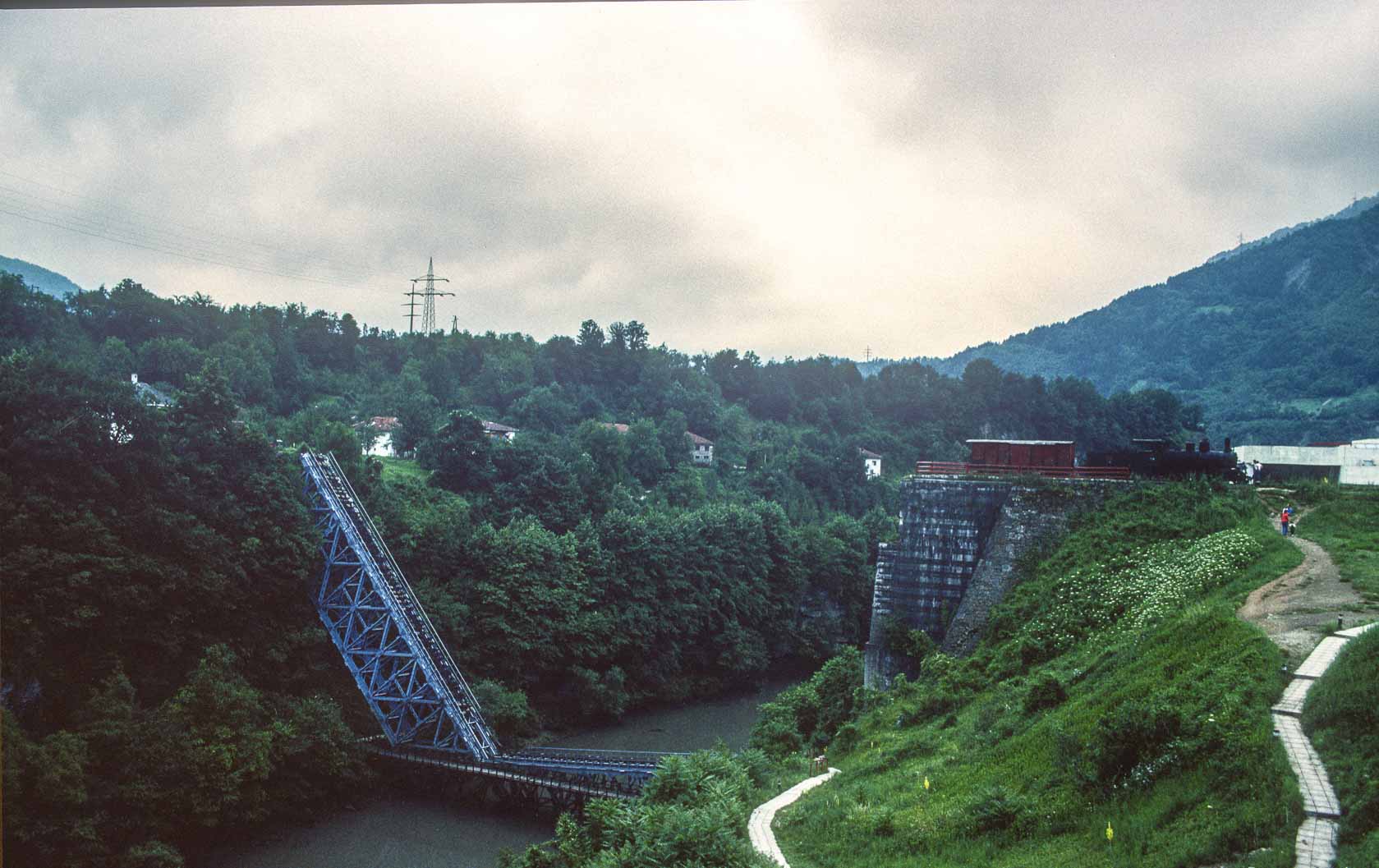 <span style="font-family: Verdana; font-size: 16px; color:">Oorlogsmonument, opgeblazen spoorbrug over de Neretva rivier</span>