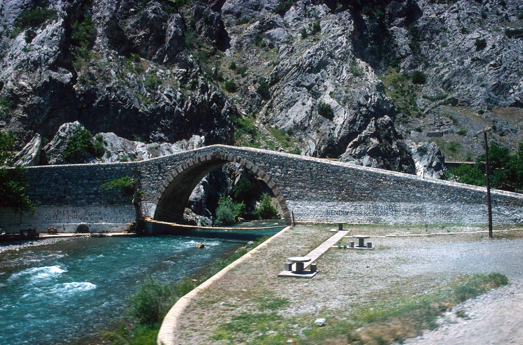 <span style="font-family: Verdana; font-size: 16px; color:">Turkse brug, tussen Nigde en Tarsus</span>
