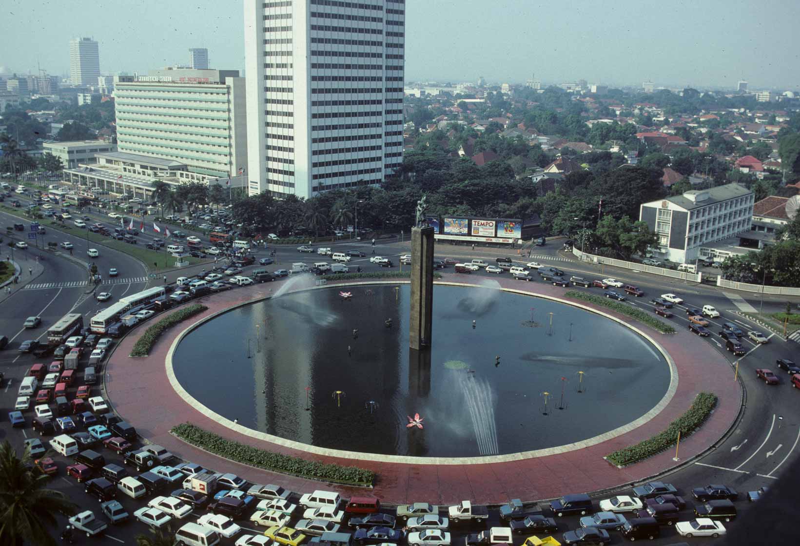<span style="font-family: Verdana; font-size: 16px; color: ">Verkeersplein, Jakarta</span>