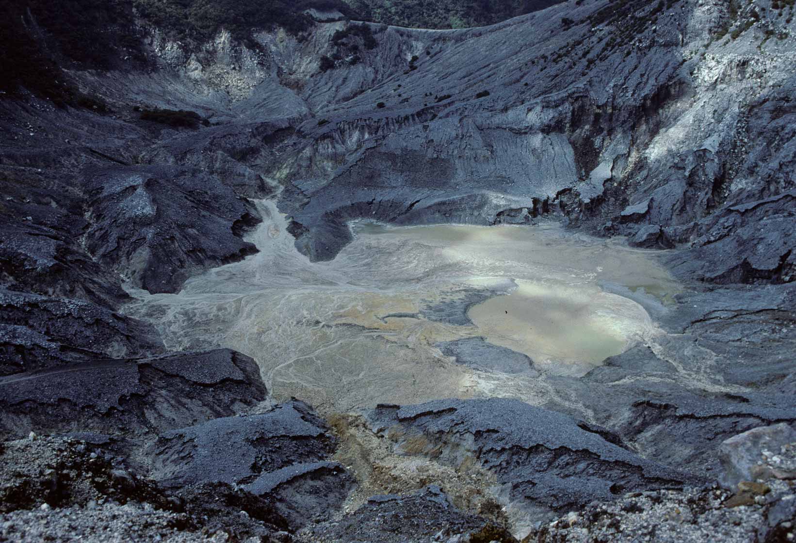 <span style="font-family: Verdana; font-size: 16px; color: ">Krater van de Tangkubanparahu</span>