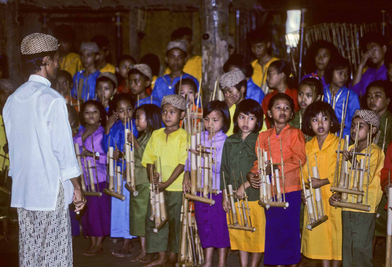 <span style="font-family: Verdana; font-size: 16px; color: ">Angklungschool van Pak Udjo, Bandung</span>