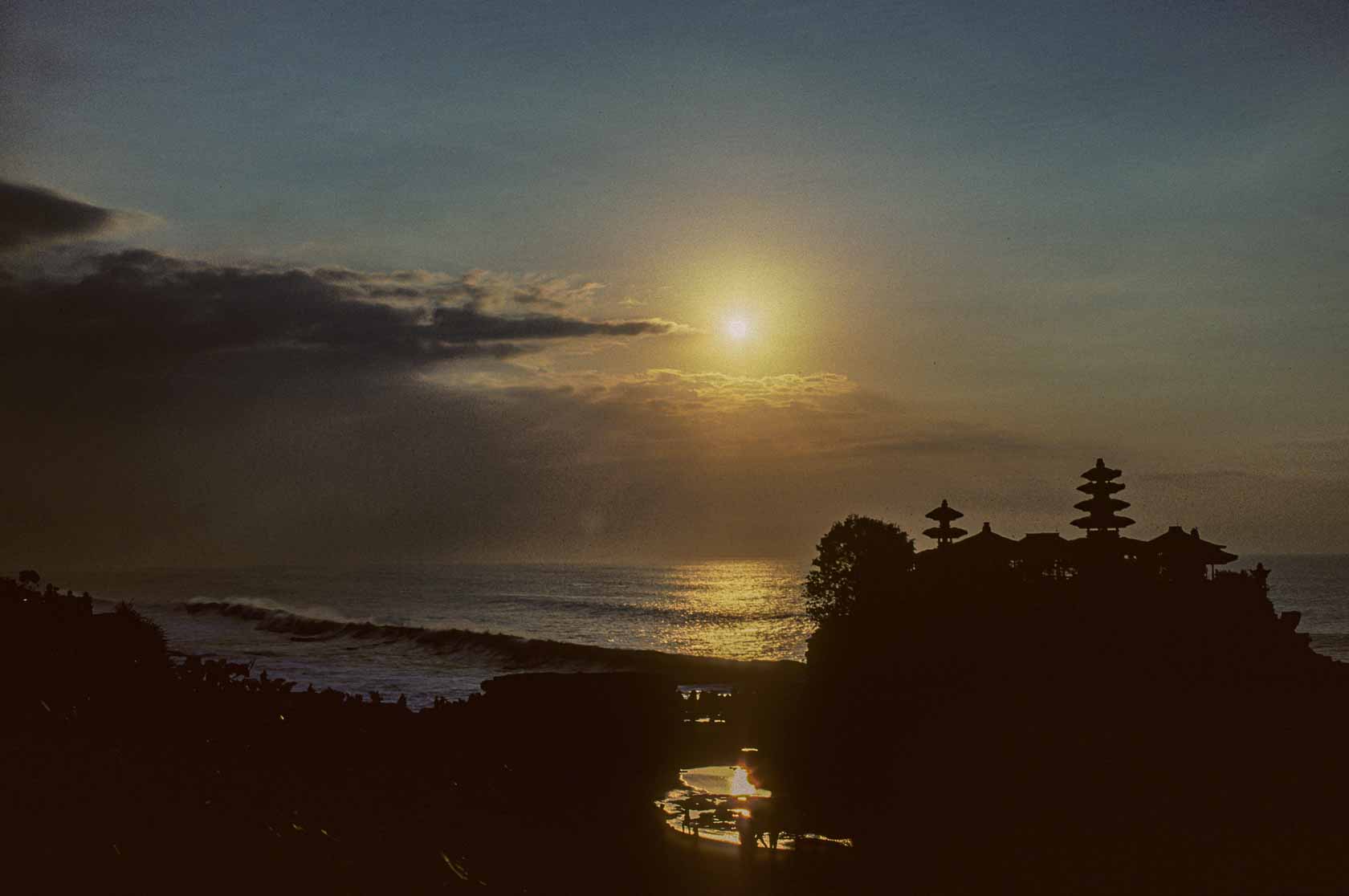 <span style="font-family: Verdana; font-size: 16px; color: ">Zonsondergang bij Tanah Lot</span>