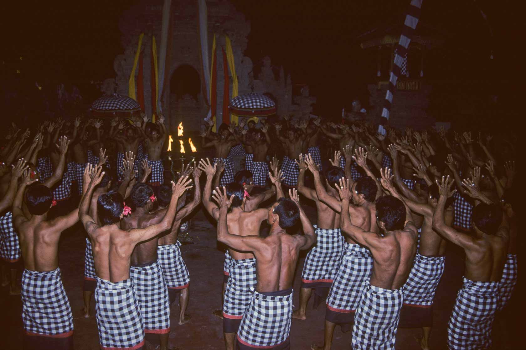 <span style="font-family: Verdana; font-size: 16px; color: ">Kecak dans, apen dans</span>