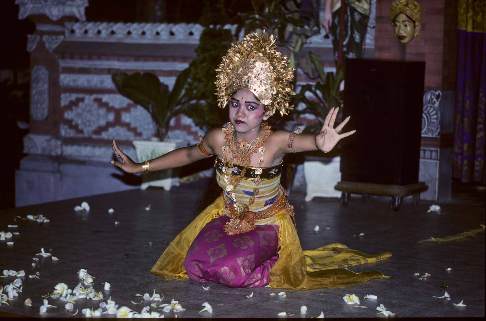 <span style="font-family: Verdana; font-size: 16px; color: ">Balinese dans</span>