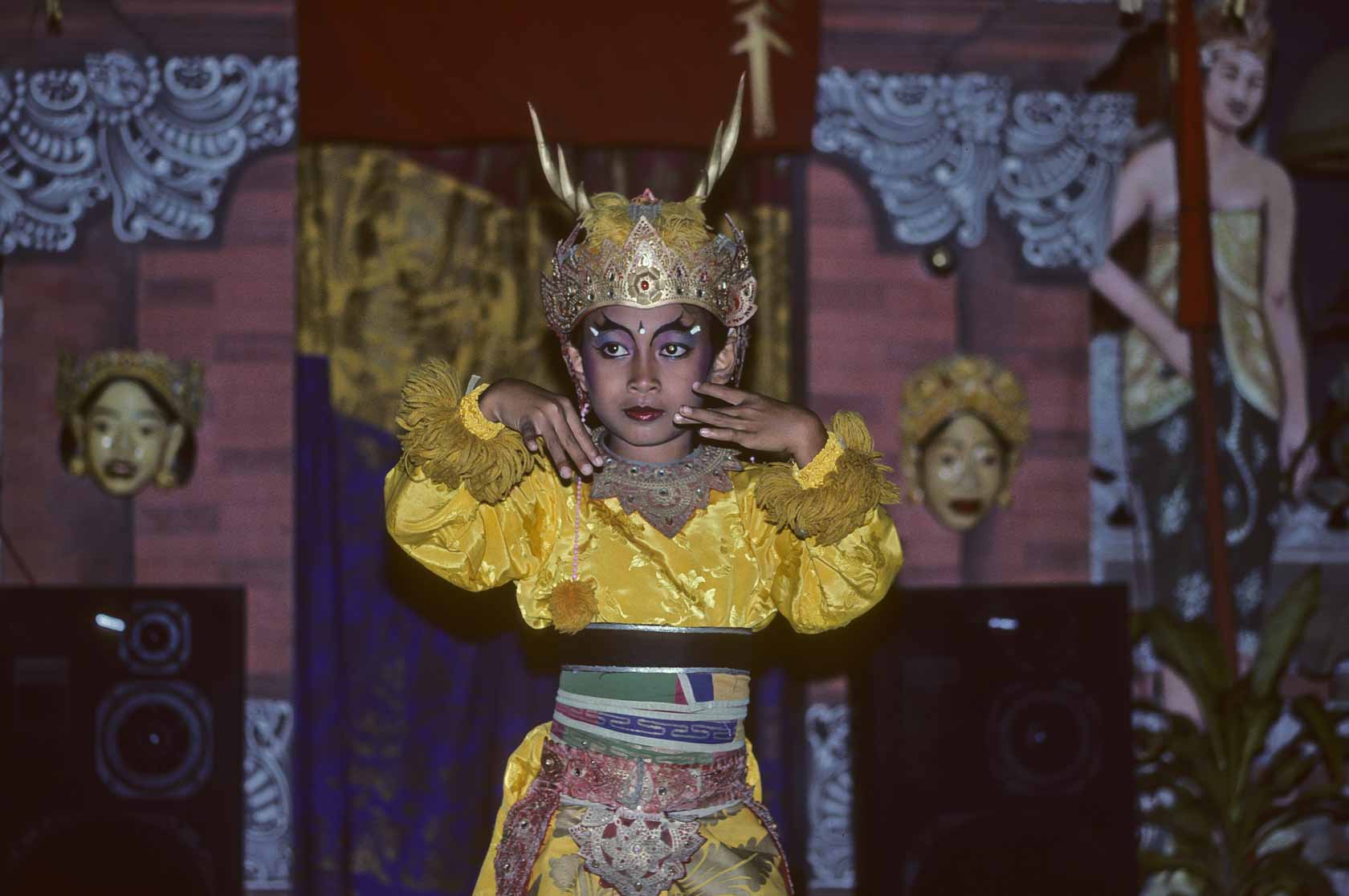 <span style="font-family: Verdana; font-size: 16px; color: ">Balinese dans</span>