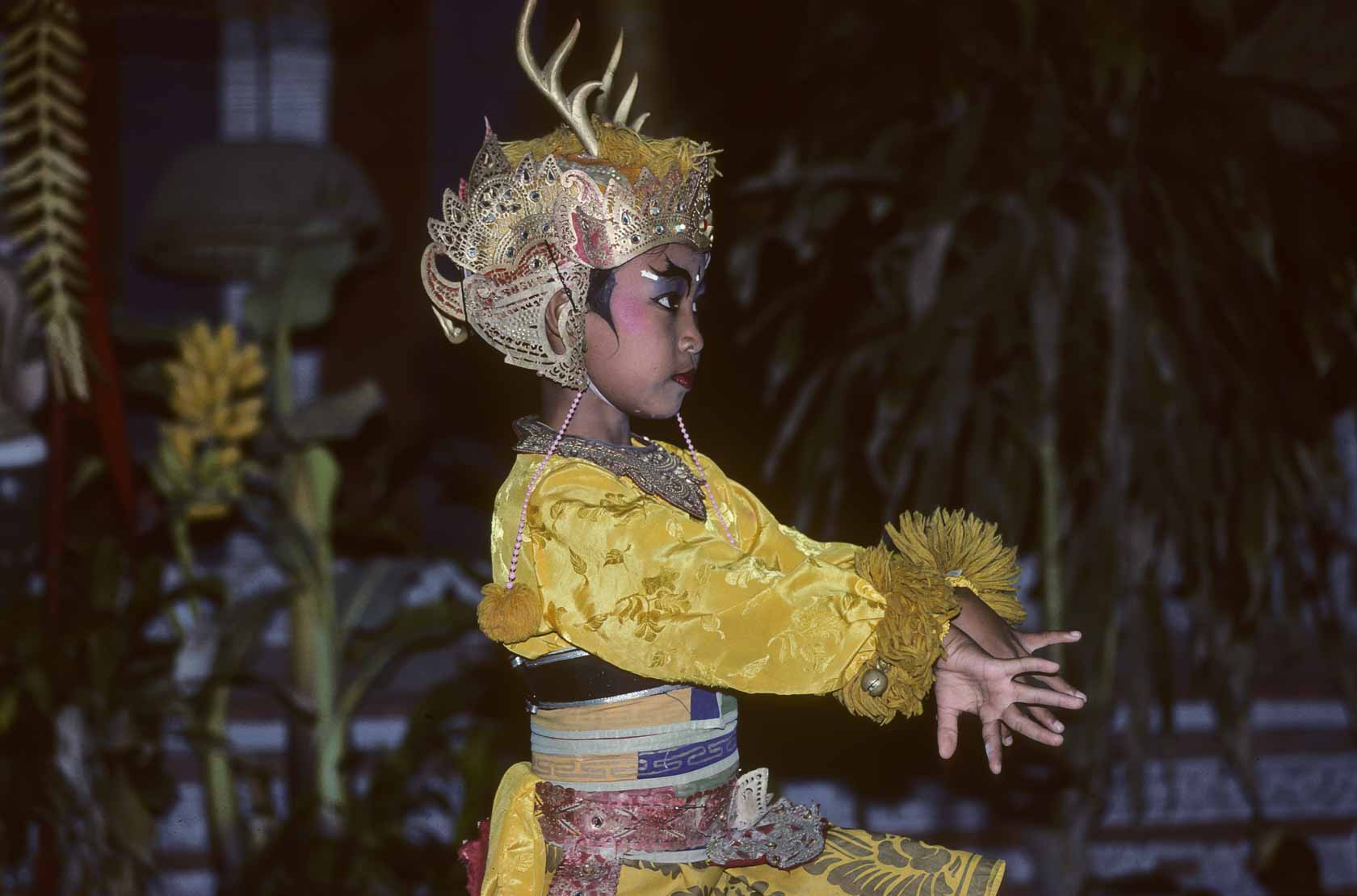 <span style="font-family: Verdana; font-size: 16px; color: ">Balinese dans</span>