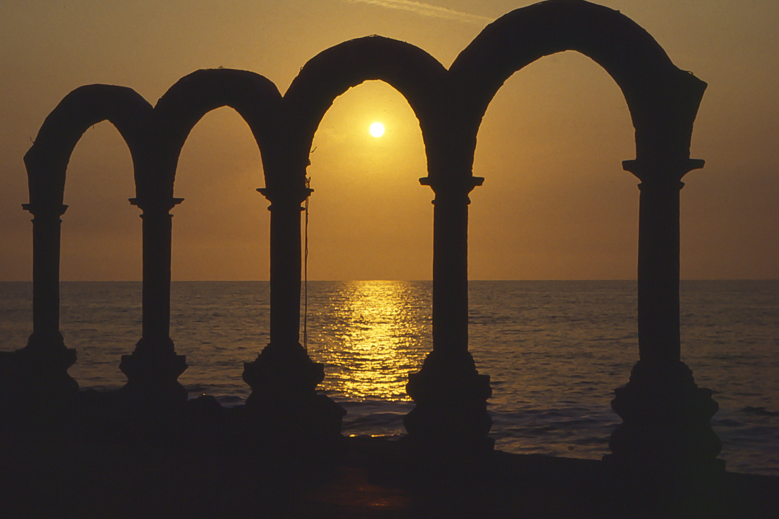 <span style="font-family: Verdana; font-size: 16px; color: ">Avondrood met zuilen</span>
