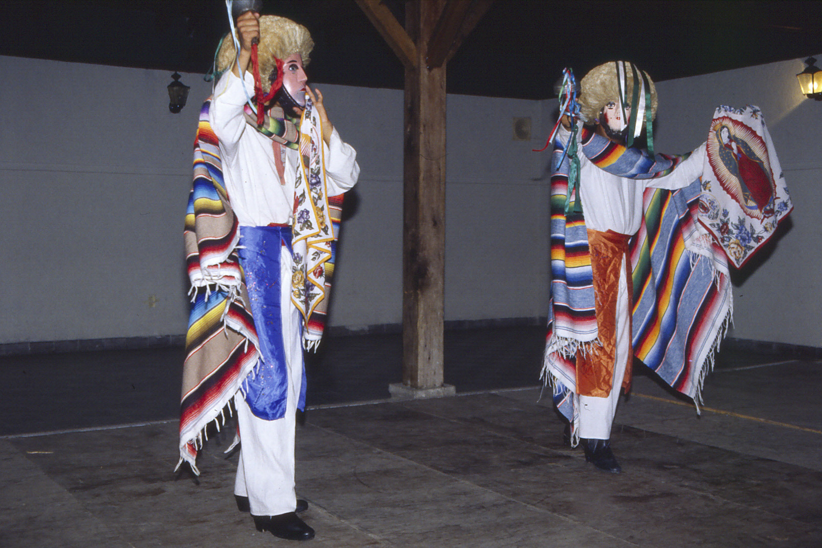 <span style="font-family: Verdana; font-size: 16px; color: ">Folklore dans</span>