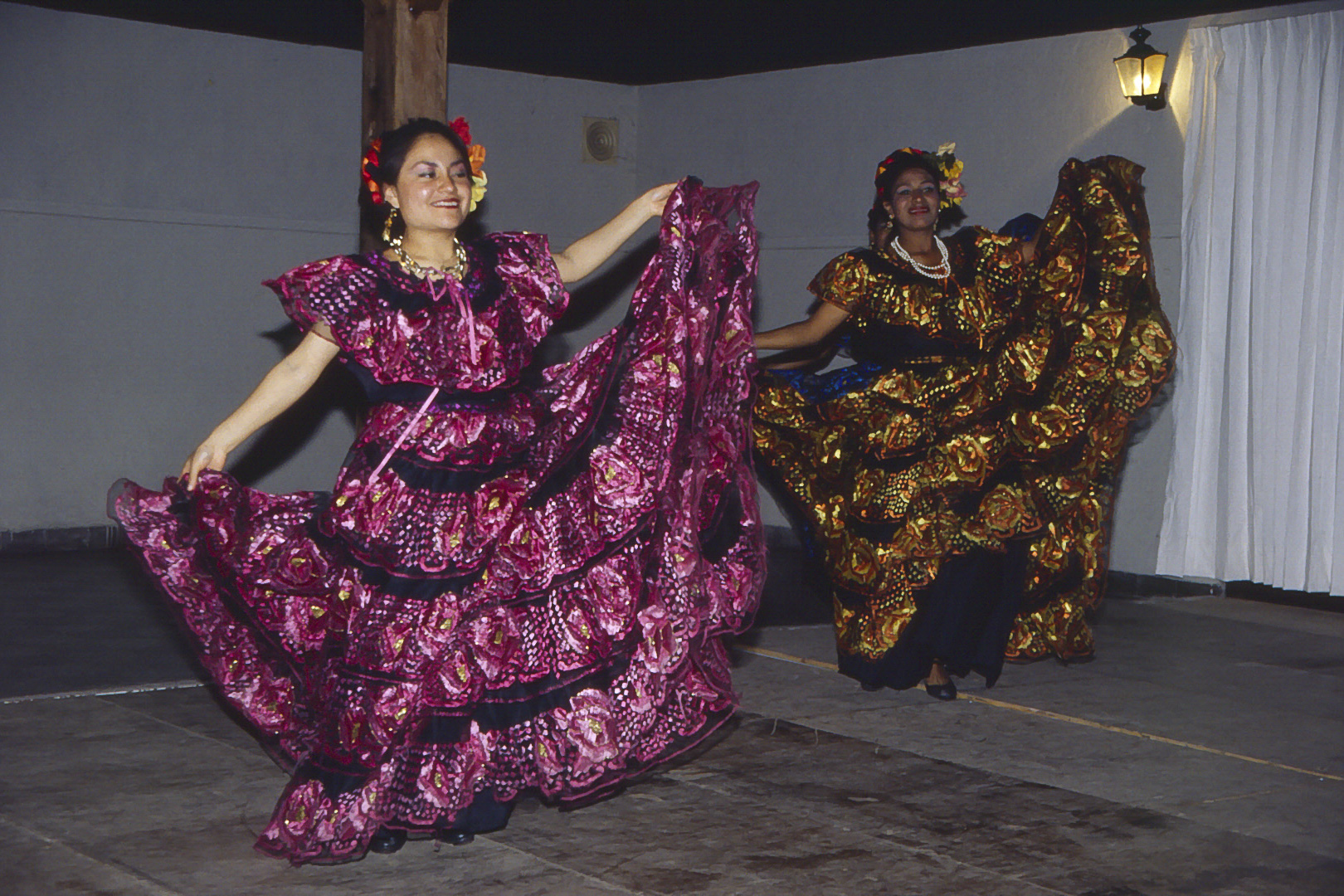 <span style="font-family: Verdana; font-size: 16px; color: ">Folklore dans</span>
