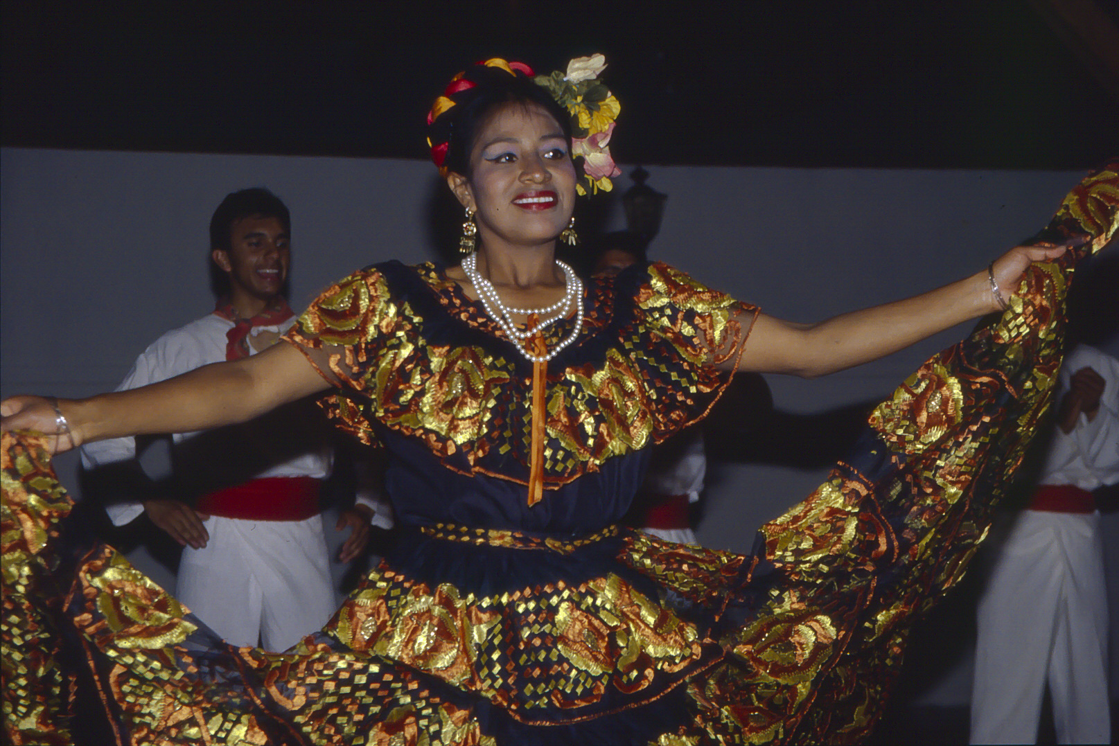 <span style="font-family: Verdana; font-size: 16px; color: ">Folklore dans</span>