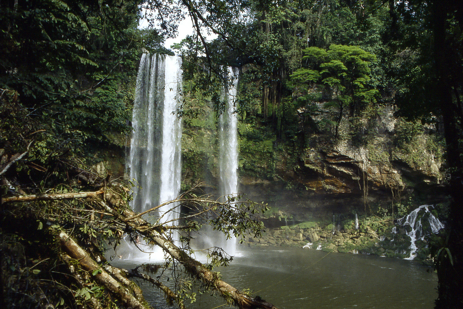 <span style="font-family: Verdana; font-size: 16px; color: ">Misol-Ha waterval</span>