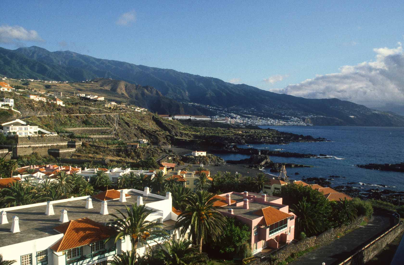<span style="font-family: Verdana; font-size: 16px; color: #FFFFFF;">Uitzicht op Santa Cruz de la Palma, vanuit het hotel</span>