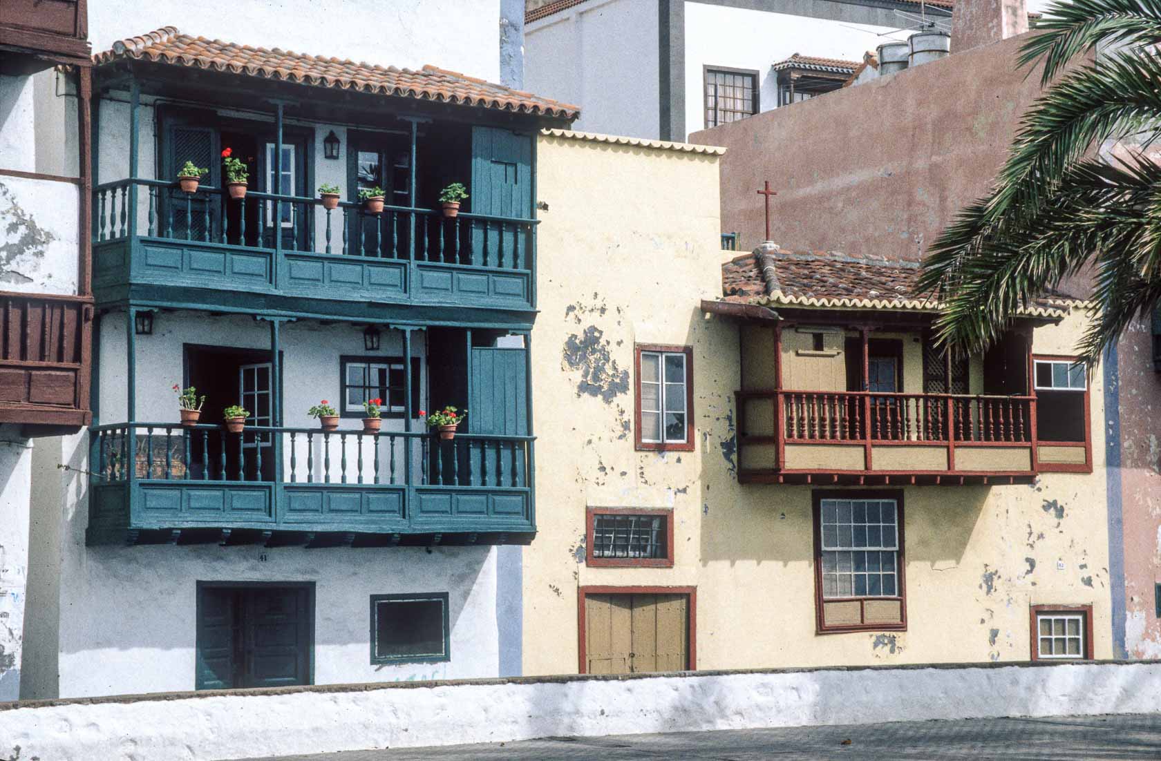 <span style="font-family: Verdana; font-size: 16px; color: #FFFFFF;">Balkons aan de boulevard in Santa Cruz de la Palma</span>