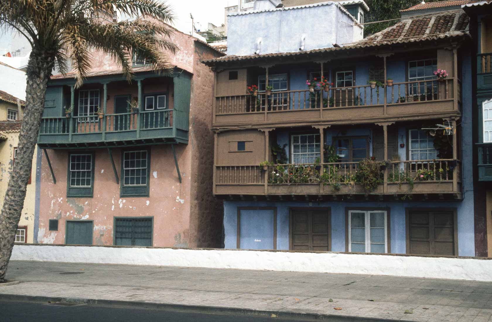 <span style="font-family: Verdana; font-size: 16px; color: #FFFFFF;">Balkons aan de boulevard in Santa Cruz de la Palma</span>