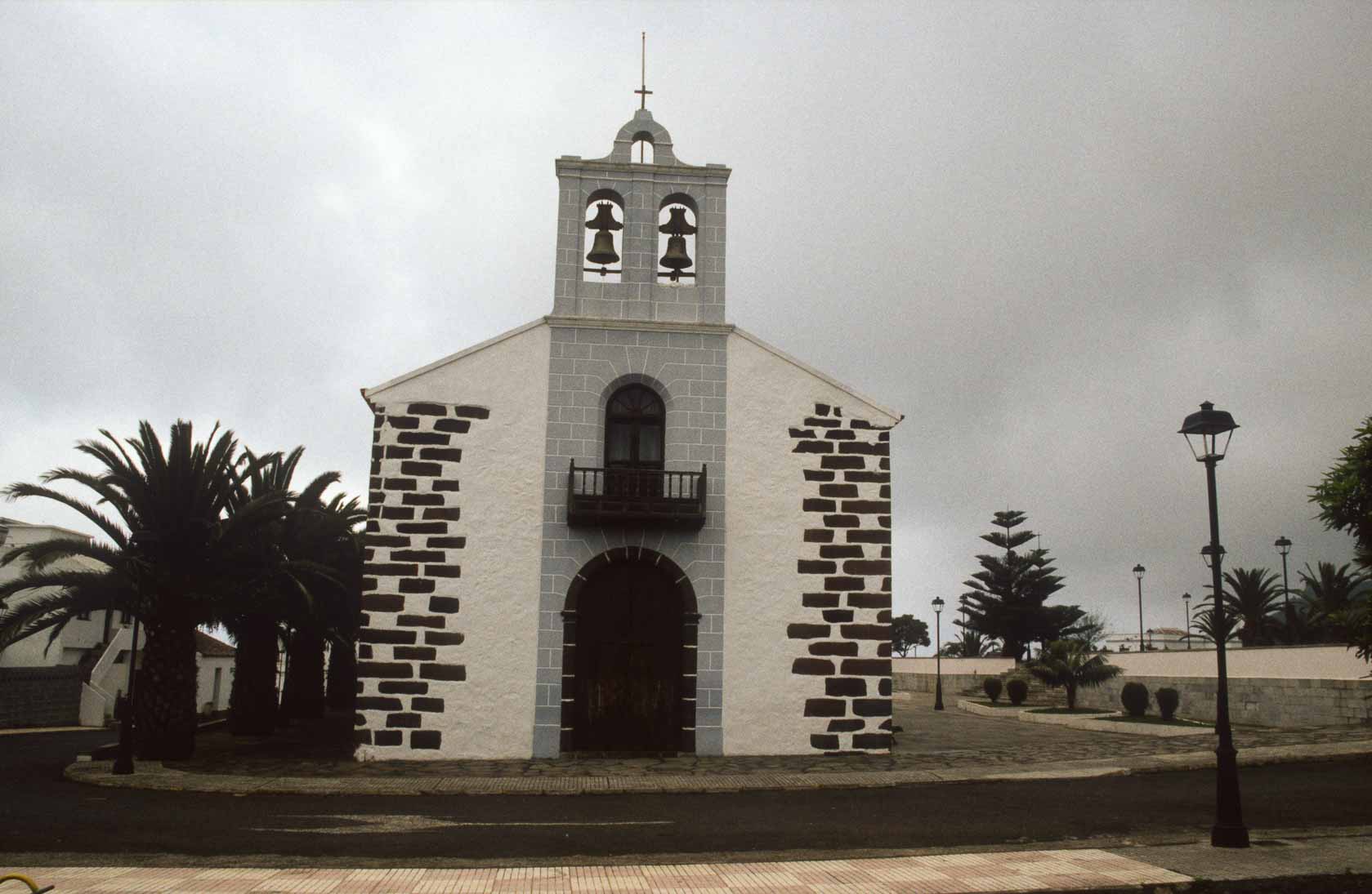 <span style="font-family: Verdana; font-size: 16px; color: #FFFFFF;">Kerkje in Barlovento</span>