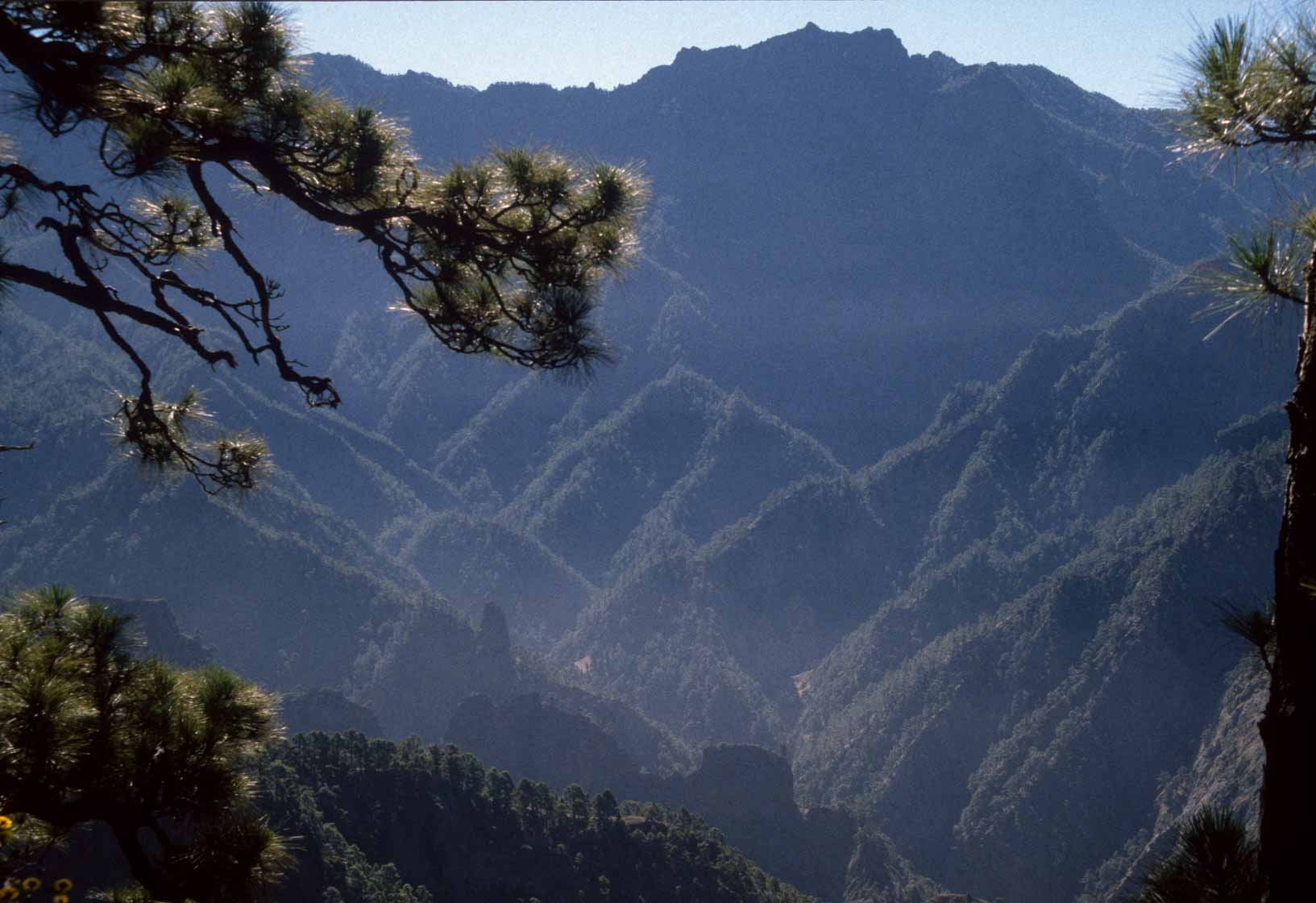 <span style="font-family: Verdana; font-size: 16px; color: #FFFFFF;">Caldera de taburiente</span>