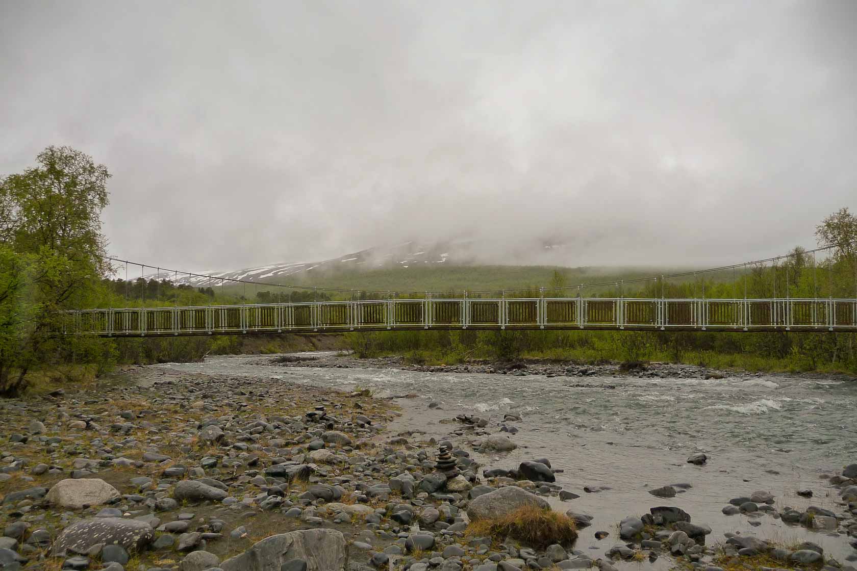 <span style="font-family: Verdana; font-size: 16px; color: #FFFFFF;">Brug over een zijtak van de Abiskorivier</span>