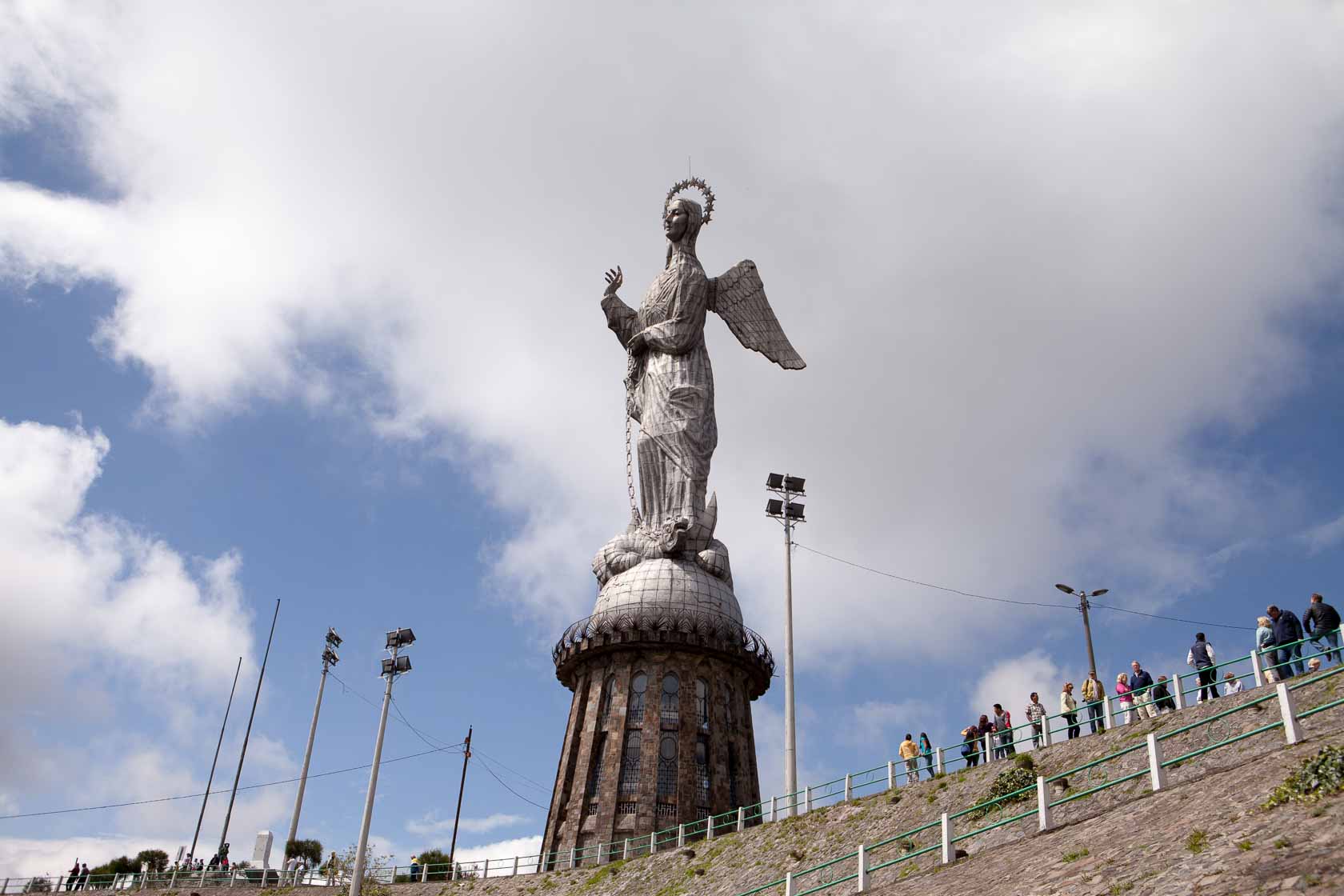 <span style="font-family: Verdana; font-size: 16px; color: #FFFFFF;">Het maagdenmonument, El Panecillo, Quito</span>
