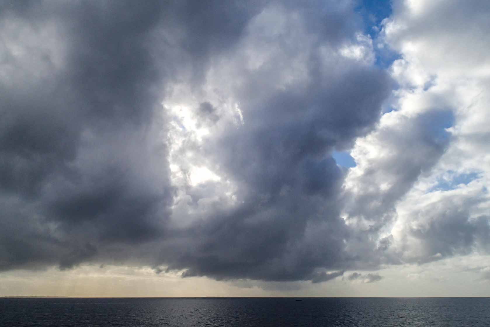 <span style="font-family: Verdana; font-size: 16px; color: #FFFFFF;">Wolkenlucht, onderweg tussen Zanzibar en Dar es Salaam</span>